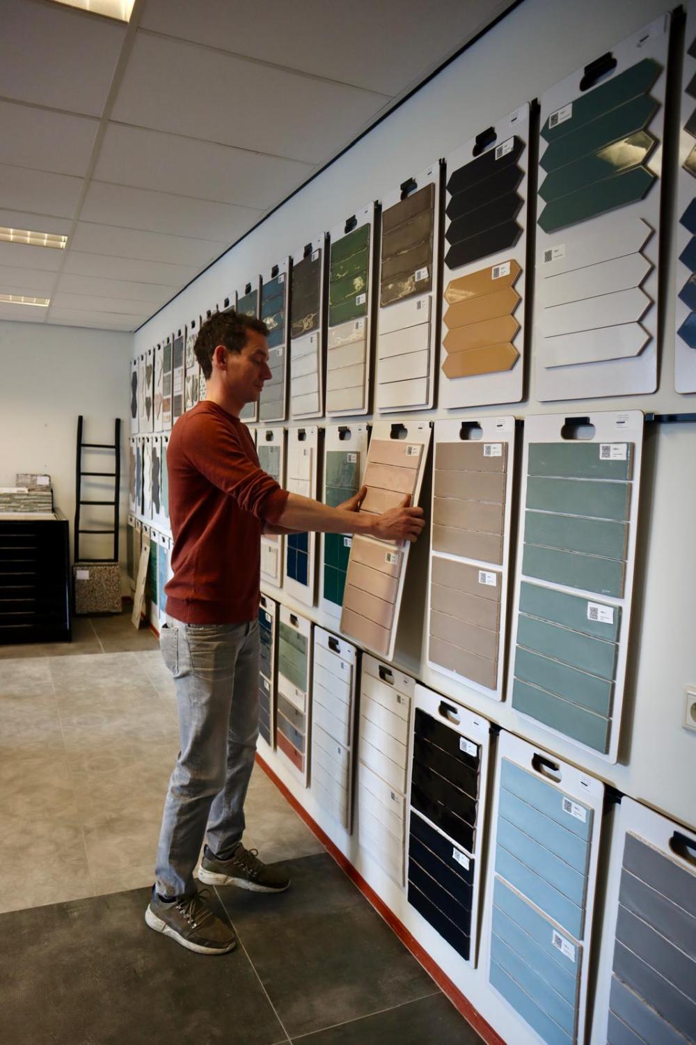 Diverse tegels in showroom Tegelhandel Peel en Maas