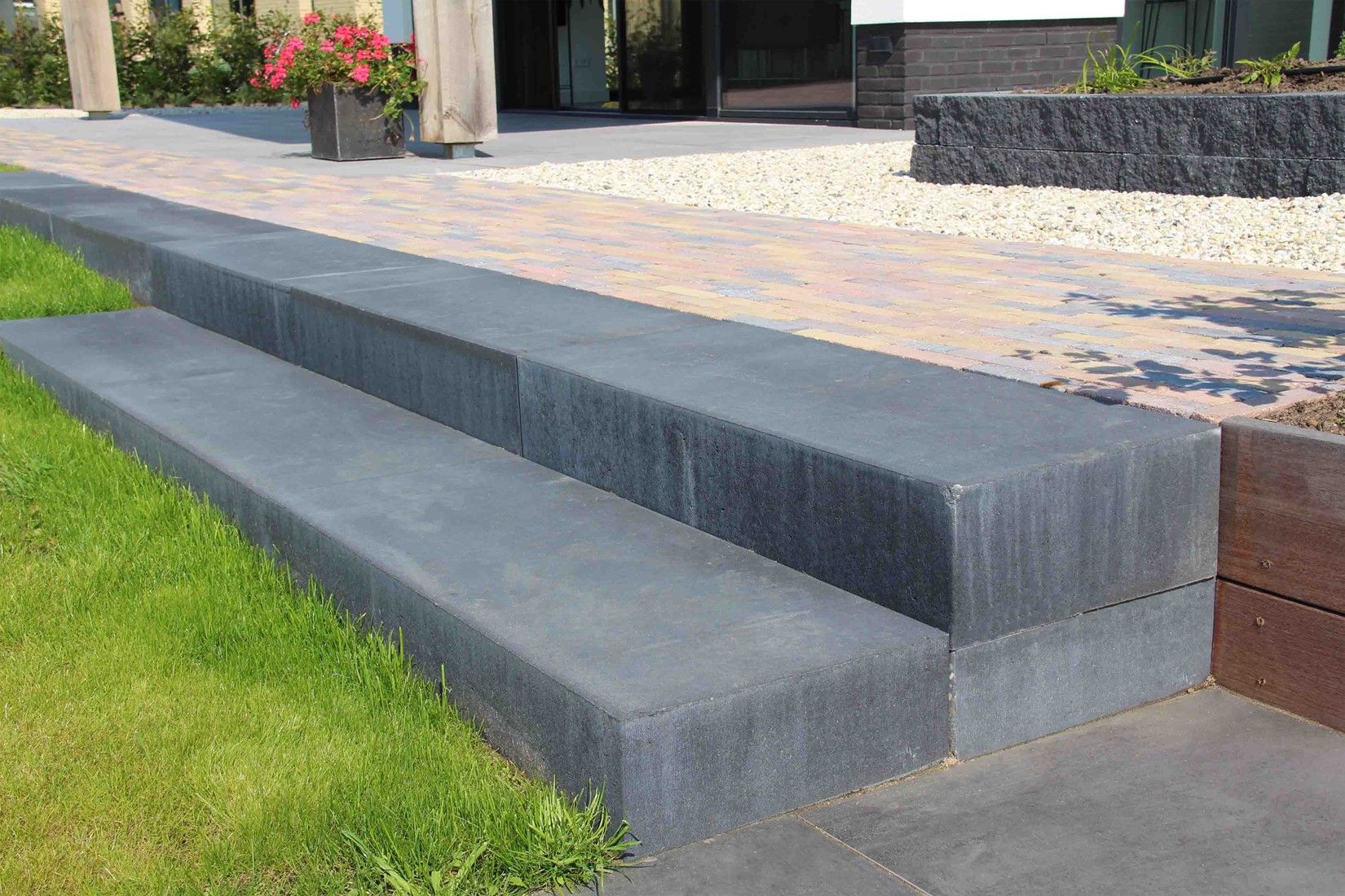Traptrede massief 18x40x100cm Zwart
